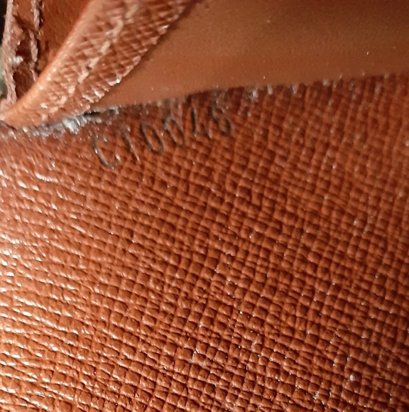 Authentic Louis Vuitton Monogram Sarah Wallet/Crossbody - Picture 9 of 12